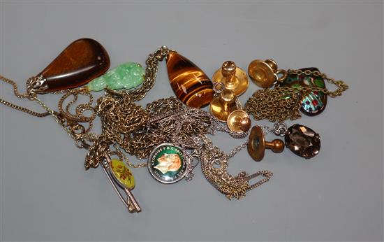 A Chinese yellow metal mounted jade pendant, two 18ct dress studs and other mixed jewellery.